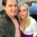 Ivan Zhvakin Instagram - 📺А вы сейчас смотрите т/с «Девушки с Макаровым» на тнт🔫?? Первый сезон с моим участием) Спасибо создателям за возможность поиграть в одном кадре с такими прекрасными партнерами и партнершами😏!) Порой добрый совет заслуженных по цеху ценнее, даже самой зарплаты (почти правда))! И поверьте, коллектив у нас сложился отменный) Когда я согласился сниматься, я не видел сценария целиком📖 - уже только на этапе читки смог сложить полную картину происходящего😅 В итоге я удивился, насколько непростой и сколький оказался мой персонаж. Жаль, что мало🙃)) Так как вам сериальчик? #иванжвакин #девушкисмакаровым #сериал #тнт #москва #челябинск #полиция #костров #молодежка #всемздоровья 🙌!