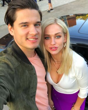 Ivan Zhvakin Instagram - 📺А вы сейчас смотрите т/с «Девушки с Макаровым» на тнт🔫?? Первый сезон с моим участием) Спасибо создателям за возможность поиграть в одном кадре с такими прекрасными партнерами и партнершами😏!) Порой добрый совет заслуженных по цеху ценнее, даже самой зарплаты (почти правда))! И поверьте, коллектив у нас сложился отменный) Когда я согласился сниматься, я не видел сценария целиком📖 - уже только на этапе читки смог сложить полную картину происходящего😅 В итоге я удивился, насколько непростой и сколький оказался мой персонаж. Жаль, что мало🙃)) Так как вам сериальчик? #иванжвакин #девушкисмакаровым #сериал #тнт #москва #челябинск #полиция #костров #молодежка #всемздоровья 🙌!