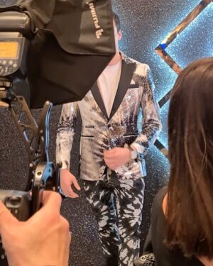 Ivan Zhvakin Instagram - В свете гламурных софитов ✨Побывал тут на премии @fashiontv_ru. Проходило всё в помпезном The Ritz-Carlton. Были и звёзды эстрады. Лазарев, Басков, Бузова. Много интересных новых лиц, хорошая музыка, вкусная еда, я хотел сопутствовать происходящему, поэтому надел костюм бренда @philipppleinofficial Каждый, кто меня видел, отметил его (на мне)) притягательность!  Ну, а я всё больше погружаюсь в пучину светской жизни! Пожелаете мне в этом удачи😅?! #иванжвакин #dolchevita #philippplein #светскаяхроника #фешн