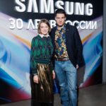 Ivan Zhvakin Instagram - Пока возвращаюсь из Челябинска домой поделюсь фотографиями с вечеринки вечеринки, посвященной 30-летнему юбилею Samsung в России. Необычное оформление помещения и сложный свет давали полное ощущение отстранённости от повседневного внешнего мира, классная находка - замороженные в кубах льда старые модели мобильников. Авторские коктейли и корейский стрид-фуд классно подчеркнули сложившиеся впечатление Что еще… так это много новых медийных молодых лиц, всевозможных блогеров и тиктокеров, за которыми не успеваешь уследить! 😅 Так здорово было встретиться с моими коллегами, от этого вечер сложился ещё приятней!)🔥 А на предстоящей неделе будет еще несколько классных событий. Как думаете, что за события?! Кино/ спорт/ мода/ светская жизнь/ шоу-бизнес?! #иванжвакин #Samsung30Russia 📸@shumovphoto @ganantnyy @n212yc @nikitakit.ph Трехгорная мануфактура