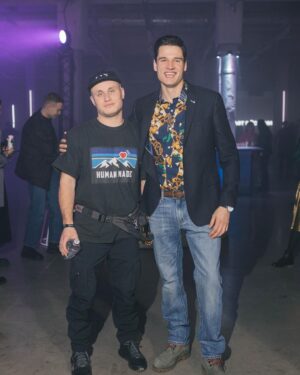 Ivan Zhvakin Instagram - Пока возвращаюсь из Челябинска домой поделюсь фотографиями с вечеринки вечеринки, посвященной 30-летнему юбилею Samsung в России.  Необычное оформление помещения и сложный свет давали полное ощущение отстранённости от повседневного внешнего мира, классная находка - замороженные в кубах льда старые модели мобильников. Авторские коктейли и корейский стрид-фуд классно подчеркнули сложившиеся впечатление Что еще… так это много новых медийных молодых лиц, всевозможных блогеров и тиктокеров, за которыми не успеваешь уследить! 😅 Так здорово было встретиться с моими коллегами, от этого вечер сложился ещё приятней!)🔥 А на предстоящей неделе будет еще несколько классных событий. Как думаете, что за события?! Кино/ спорт/ мода/ светская жизнь/ шоу-бизнес?! #иванжвакин  #Samsung30Russia 📸@shumovphoto @ganantnyy @n212yc @nikitakit.ph