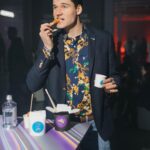 Ivan Zhvakin Instagram - Пока возвращаюсь из Челябинска домой поделюсь фотографиями с вечеринки вечеринки, посвященной 30-летнему юбилею Samsung в России. Необычное оформление помещения и сложный свет давали полное ощущение отстранённости от повседневного внешнего мира, классная находка - замороженные в кубах льда старые модели мобильников. Авторские коктейли и корейский стрид-фуд классно подчеркнули сложившиеся впечатление Что еще… так это много новых медийных молодых лиц, всевозможных блогеров и тиктокеров, за которыми не успеваешь уследить! 😅 Так здорово было встретиться с моими коллегами, от этого вечер сложился ещё приятней!)🔥 А на предстоящей неделе будет еще несколько классных событий. Как думаете, что за события?! Кино/ спорт/ мода/ светская жизнь/ шоу-бизнес?! #иванжвакин #Samsung30Russia 📸@shumovphoto @ganantnyy @n212yc @nikitakit.ph Трехгорная мануфактура