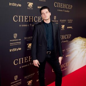 Ivan Zhvakin Instagram - Побывал на закрытом предпремьерном показе фильма «Спенсер» по приглашению журнала @instylerussia. Это история о трех днях из жизни принцессы Дианы, в которые она твердо решила сбежать из королевской семьи! Атмосфера @cinema.moscow перед показом была соответствующая… волнующая! Красная дорожка, нарядные платья и еще более нарядные пиджаки))) @philipppleinofficiel
Рад был незапланированным встречам со знакомыми и приобрел новых! Про фильм ничего не буду говорить: кто его ждет, пусть обязательно посмотрит. Но сдается мне, что это было роковое решение принцессы, согласны?  #иванжвакин #ледиди #принцессадиана #spencer #instylerussia #кинотеатрмосква #modaseasonscinema.  Look: @philipppleinofficial  Hair: @schegol_moscow
