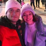 Ivan Zhvakin Instagram - Фоточка прилетела с открытия главного катка Страны @gum.katok! Как же там красиво! Огоньки, гирлянды, музыка, карусели, звезды опять-таки - и всё это прям под окнами Кремля!)) Никто не кричит, что уже поздно и давайте потише))) В общем, я остался под приятным впечатлением😄! Все катаются, едят, танцуют, веселятся... Но думаю, что парочка , а может и не одна, снайперов все-таки следит за всем этим карнавалом!😅 Шучу!… А еще встретил прекрасную актрису - из одного со мной актерского агентства Сашу Никифорову ( есть у меня поклонницы сериала «Анны-детектив»?) Покатались и посмеялись от души! #иванжвакин #радостьтокакая #гумкаток2022 #bosco ГУМ Каток