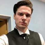 Ivan Zhvakin Instagram - Проезжая по новым городам и каждый день посещая разные площадки, начинаешь видеть всё в сравнении. Состояние театров, зритель и такие разные города. В некоторые я бы вернулся еще раз и лучше летом 😉 Мои фавориты сегодня — Ижевск, Екатеринбург и Елец! Прелестные чудо-города! Каждый со своей атмосферой и очарованием. Особенно Елец. Гуляешь по историческим улочкам и видишь столько сохранившихся старинных домов! Хочется идти и идти, не останавливаясь, пока так не обойдёшь весь город. Жаль, что для этого нужно больше времени, чем есть во время гастролей. Самая лучшая сцена на которой мы играли была в Ижевске! Просторное закулисье и толковая аппаратура дают ощущение профессионализма от и до👍 А рядом с Екатеринбургом находится любимый мною Челябинск! Надеюсь, что и в нем окажусь снова. Был уже несколько раз, но так и не насладился вдоволь! Из города в город остаётся неизменным одно — очень внимательный и наслаждающийся нашей русской классикой зритель! Это не может не радовать! Спектаклю это предаёт особенный смысл. Надеюсь, что в нашей необъятной ещё множество таких же приятных мест и душевных зрителей, к которым мне захочется возвращаться снова и снова. #иванжвакин