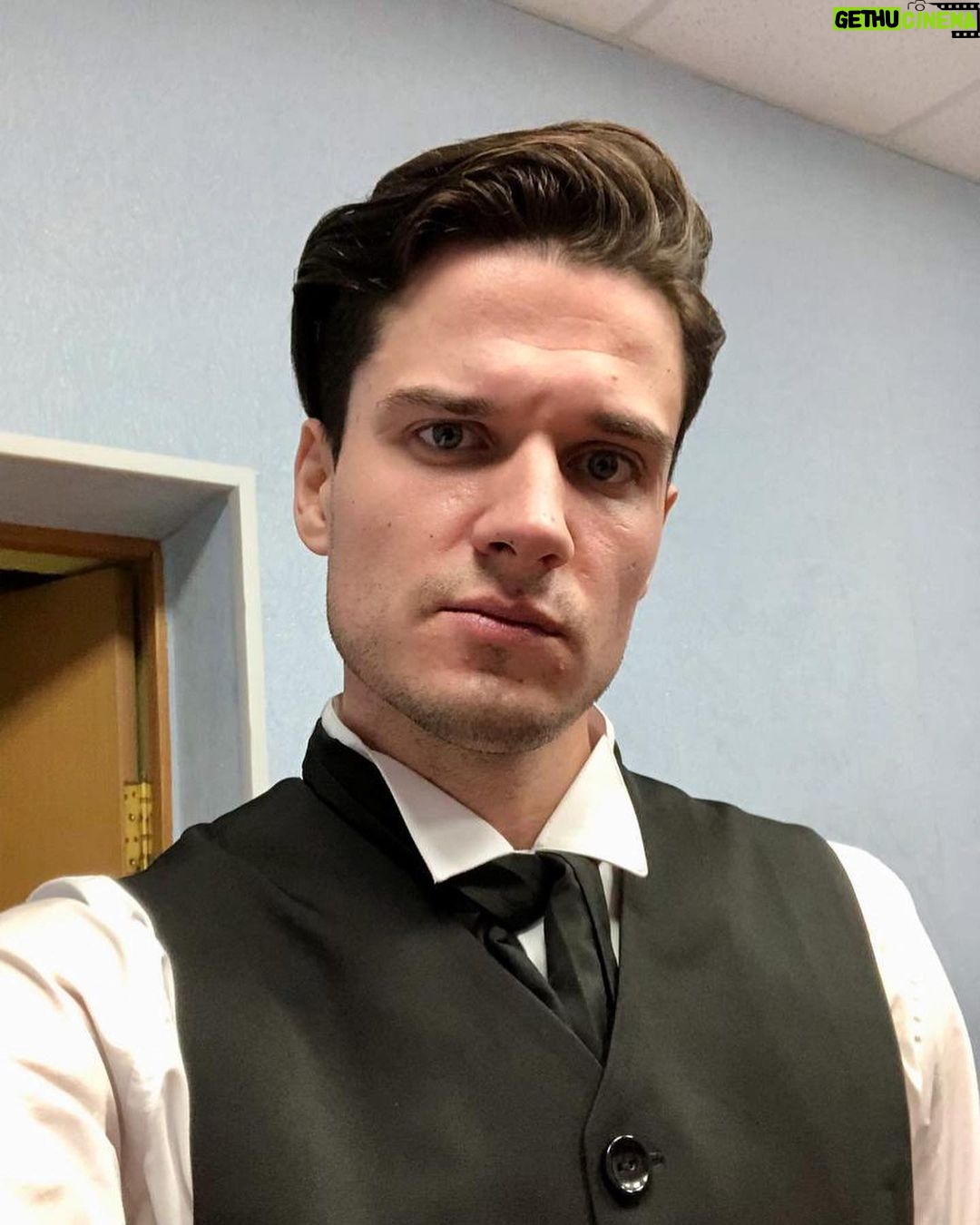 Ivan Zhvakin Instagram - Проезжая по новым городам и каждый день посещая разные площадки, начинаешь видеть всё в сравнении. Состояние театров, зритель и такие разные города. В некоторые я бы вернулся еще раз и лучше летом 😉 Мои фавориты сегодня — Ижевск, Екатеринбург и Елец! Прелестные чудо-города! Каждый со своей атмосферой и очарованием. Особенно Елец. Гуляешь по историческим улочкам и видишь столько сохранившихся старинных домов! Хочется идти и идти, не останавливаясь, пока так не обойдёшь весь город. Жаль, что для этого нужно больше времени, чем есть во время гастролей. Самая лучшая сцена на которой мы играли была в Ижевске! Просторное закулисье и толковая аппаратура дают ощущение профессионализма от и до👍 А рядом с Екатеринбургом находится любимый мною Челябинск! Надеюсь, что и в нем окажусь снова. Был уже несколько раз, но так и не насладился вдоволь! Из города в город остаётся неизменным одно — очень внимательный и наслаждающийся нашей русской классикой зритель! Это не может не радовать! Спектаклю это предаёт особенный смысл. Надеюсь, что в нашей необъятной ещё множество таких же приятных мест и душевных зрителей, к которым мне захочется возвращаться снова и снова. #иванжвакин