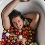 Ivan Zhvakin Instagram – 🎉С Новым годом друзья!🎄
Желаю всем нам исполнения всех самых сокровенных желаний!!🍀 Здоровья, счастья, благополучия и процветания!! Пусть этот год будет еще лучше предыдущего!!))🙌🎉 #жвакин #новыйгод Moscow, Russia