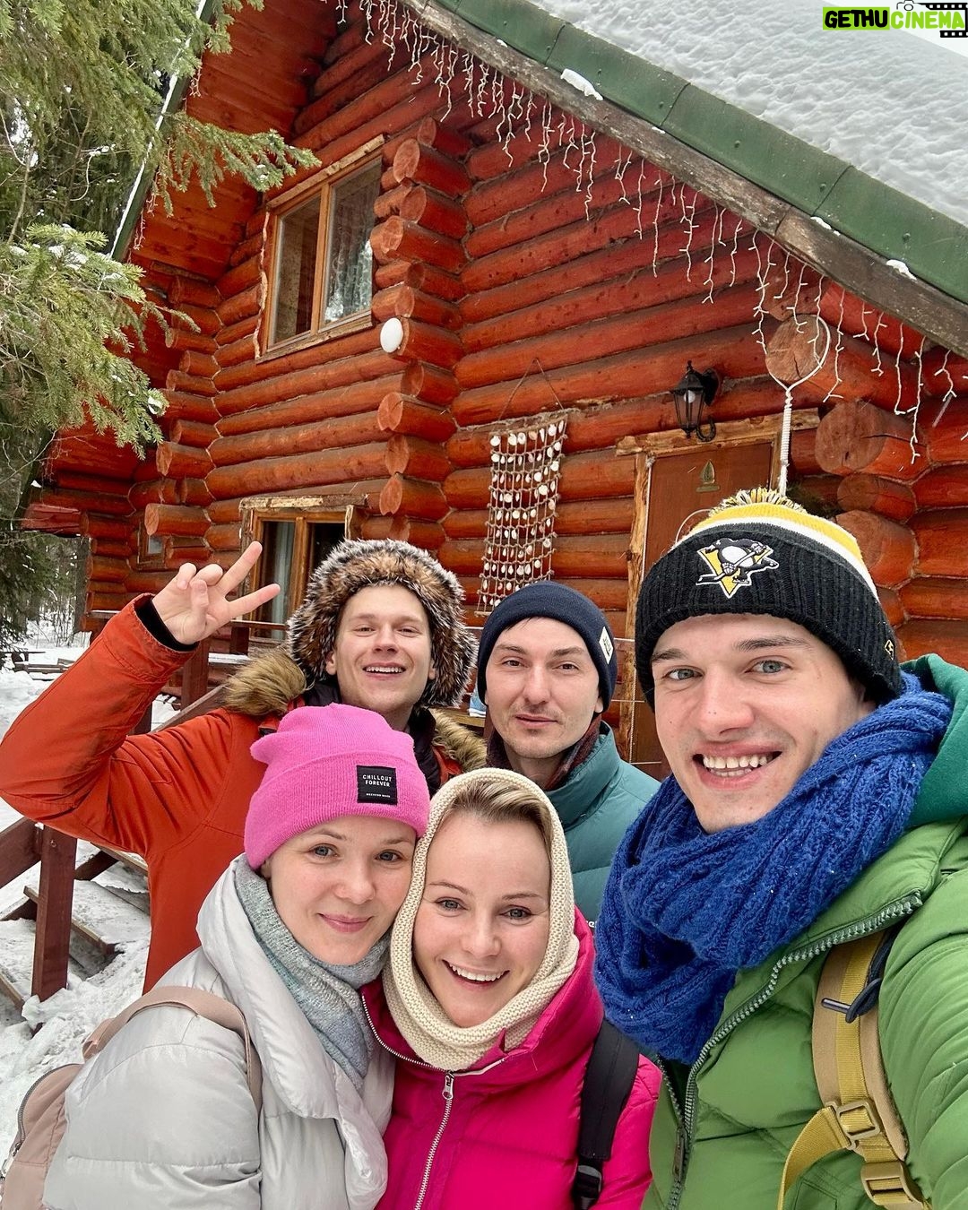 Ivan Zhvakin Instagram - Ну вот и к завершению мой самый большой блок гастролей по нашей необъятной стране! 15 городов за 15 дней это конечно сильно! Незабываемые ощущения бодрости и легкости накопились за это время в теле! Что касается моей роли: Онегин - это целый путь становления героя в моем обличии. С каждым спектаклем я чувствовал всё больше уверенности в себе и лёгкости игры на сцене. На первых трёх, четырёх спектаклях я, конечно, был как робот, который очень сильно старался никого не подвести. Нужно было поймать мелодику спектакля и ребят. Затем начались эксперименты! Роль всё таки ведущая и мне хотелось играть так, чтобы было удобно и мне и всем тем, кто бы был со мной 😊 Не просто шпарить текст со сцены, как рассказчик, а быть самим Онегиным. Истина страстей в предлагаемых обстоятельствах! И вроде бы Онегин - герой ушедшего времени. А по сути, абсолютно всё в этом произведении вечно и актуально в наши дни! Это и подчеркивает гениальность и непревзойденность нашего Александра Сергеевича! И так приятно говорить, что он наш😌 К завершению гастролей я стал играть Онегина по-другому: пробовать, экспериментировать, чтобы понять, что мне подходит больше всего. А главное, мне хотелось, чтобы я и этот образ захватили внимание зрителя и поглотили полностью на время спектакля! Получилось? Надеюсь да, вам виднее! Этот процесс далеко не закончен. Я сам расту вместе с ролью, а она со мной! И точно уверен, что в итоге у меня получится всё задуманное! Ну а пока дома, в Москве, отдохну чуток 😉 #иванжвакин Izhevsk, Udmurtiya