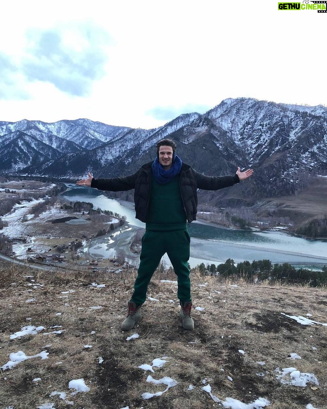 Ivan Zhvakin Instagram - 🏞Алтай! Ну вот! И я с тобой познакомился🙌)) Здесь места, наполненные силой, которые так и манят толпы туристов! Если бы не моя профессия, то не представляю, когда бы еще состоялась эта важная для меня встреча! Я ОБОЖАЮ экспедиции за бурю эмоций и чистый воздух! Про съёмки просили ничего пока не рассказывать, как бы сильно мне не хотелось поделиться! Поэтому делюсь своим впечатлением от местного колорита, пейзажей и чистого горного воздуха🏔! Спасибо тебе Алтай. В гостях у тебя хорошо! Ну, а про съемки расскажу, когда придет время! Вам понравится то, что было реализовано! Кто был на Алтае? Какие впечатления были у вас? P.S. В куртке @diegom_milano #DIEGOM #modaitaliana #FW2223 очень комфортно в путешествиях! Grazie @manuelabortolameolli_official Горно-Алтайск