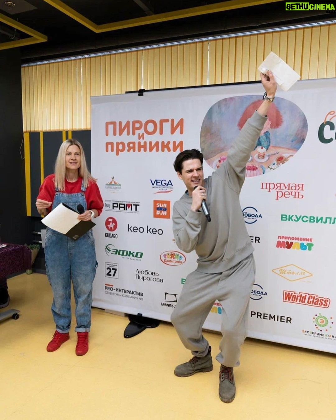 Ivan Zhvakin Instagram - Мой любимый фонд «Созидание» @bf_sozidanie . Это уже практически для меня вторая Семья!😌 Совсем недавно прошла еще одна благотворительная ярмарка, в которой я принял участие. Пряники, печеньки и детские улыбки!! А что еще нужно для счастья?!))) Плюс чистка кармы от благого дела, потому что благотворительность всегда несет добро и свет! Солнца в каждый дом!) #иванжвакин Moscow, Russia