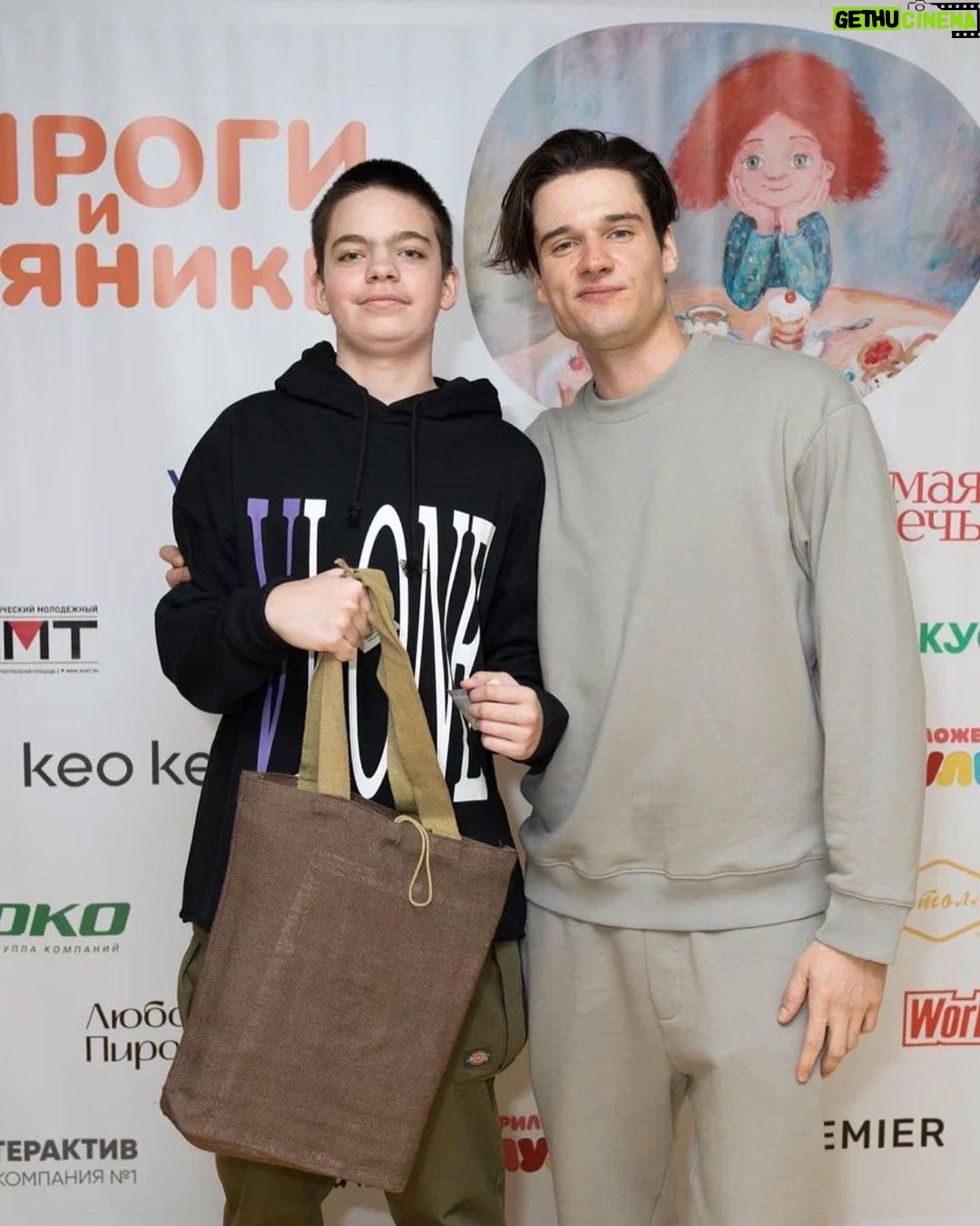 Ivan Zhvakin Instagram - Мой любимый фонд «Созидание» @bf_sozidanie . Это уже практически для меня вторая Семья!😌 Совсем недавно прошла еще одна благотворительная ярмарка, в которой я принял участие. Пряники, печеньки и детские улыбки!! А что еще нужно для счастья?!))) Плюс чистка кармы от благого дела, потому что благотворительность всегда несет добро и свет! Солнца в каждый дом!) #иванжвакин Moscow, Russia