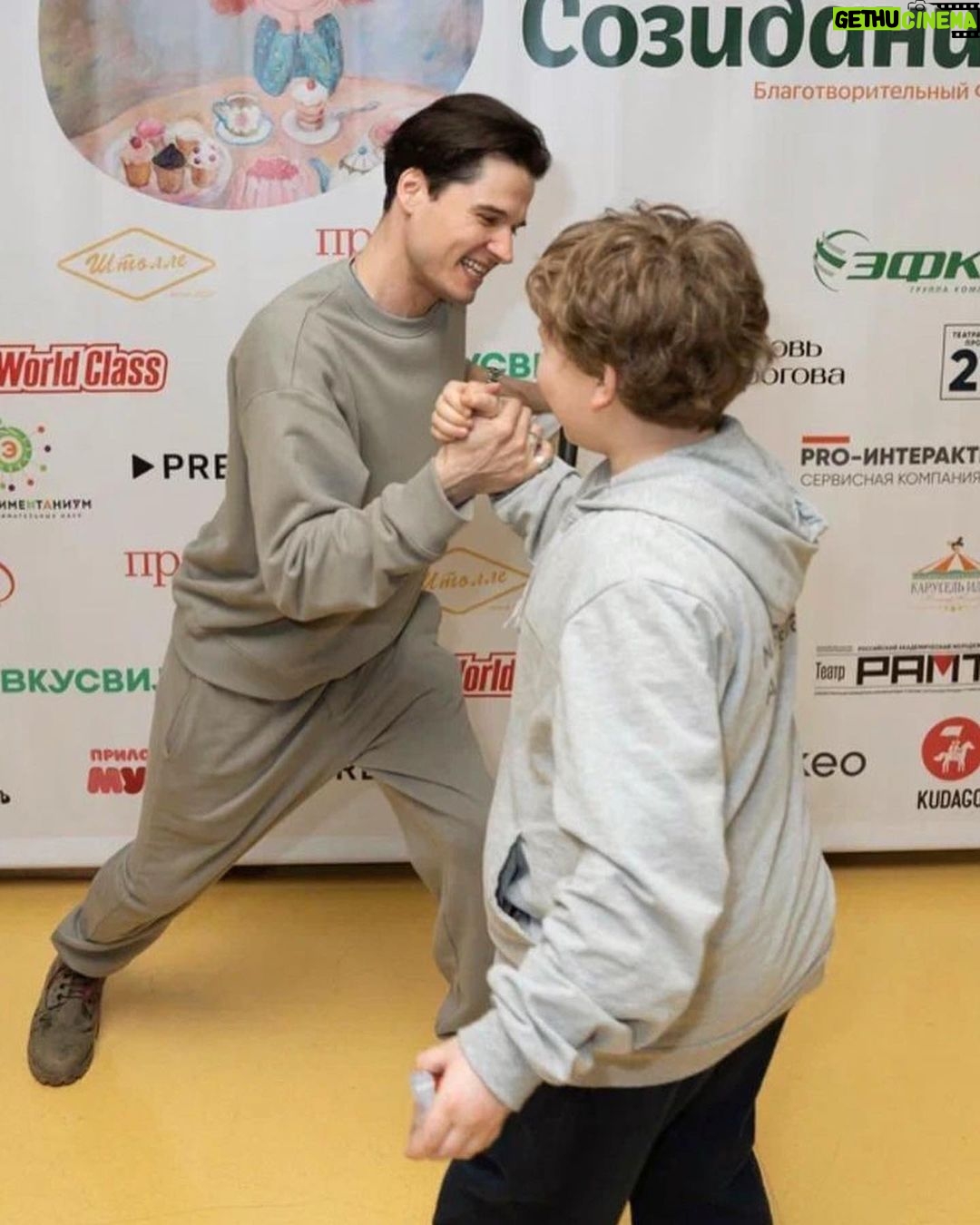 Ivan Zhvakin Instagram - Мой любимый фонд «Созидание» @bf_sozidanie . Это уже практически для меня вторая Семья!😌 Совсем недавно прошла еще одна благотворительная ярмарка, в которой я принял участие. Пряники, печеньки и детские улыбки!! А что еще нужно для счастья?!))) Плюс чистка кармы от благого дела, потому что благотворительность всегда несет добро и свет! Солнца в каждый дом!) #иванжвакин Moscow, Russia