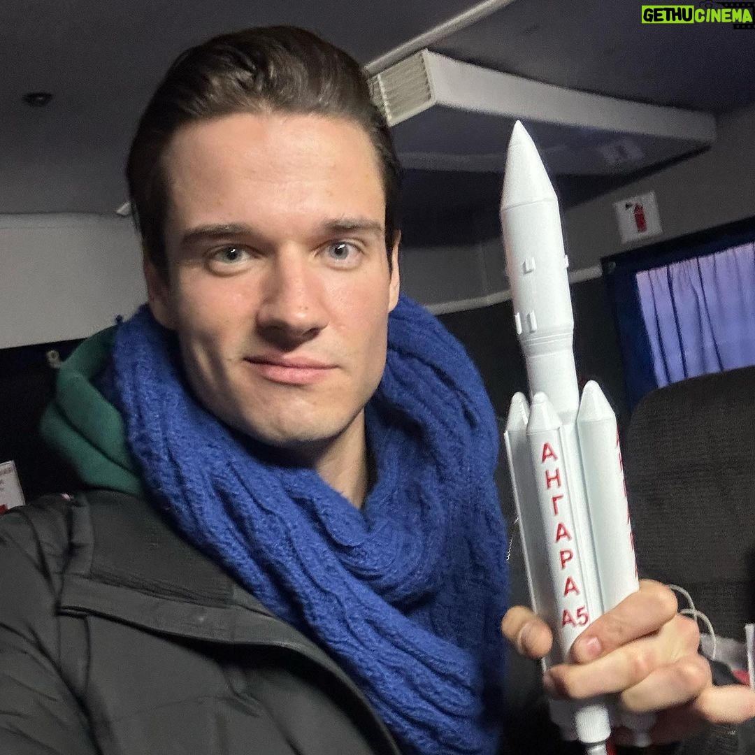 Ivan Zhvakin Instagram - С Днём космонавтики дорогие друзья! Недавно выпала честь побывать на космическом аэродроме в Плесецке!) Я стоял рядом с героями России и в живую общался с людьми, которые покоряют космос!!) Маленькая мечта каждого мальчика стала еще ближе!🚀 Летали с коллегами-артистами поздравить военнослужащих с профессиональным праздником! А получился праздник и для нас!) Не каждый день может выпасть такое счастье — побывать в месте, где запускают в космос ракеты! #иванжвакин
