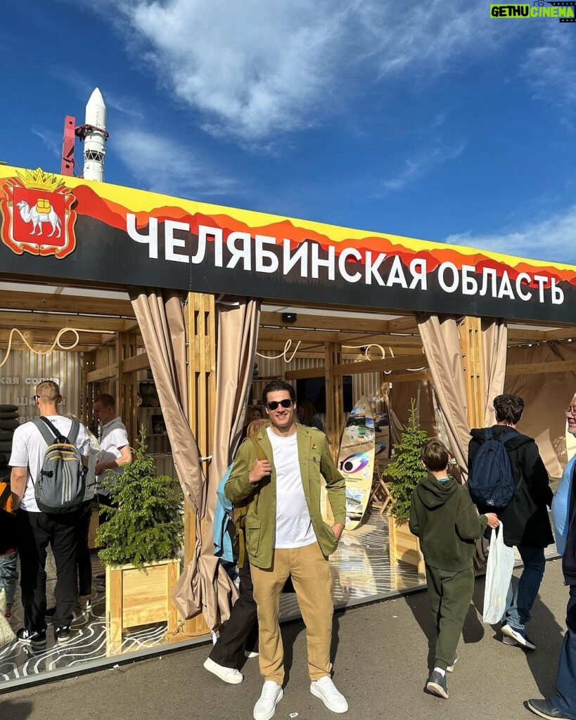 Ivan Zhvakin Instagram - Челябинские мужики настолько суровые, что везде с собой носят родную область!)) 😁😁 ВДНХ / VDNKh
