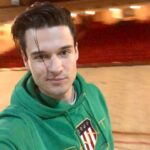 Ivan Zhvakin Instagram – Я играю Онегина. Самому все еще не привычно это говорить. 

Многое на этих гастролях для меня в новинку😌 Обстановка, сцена, свет и звук, декорации – я увидел так много разных театров.

Да, большинство как один, похожи друг на друга. Но вот некоторые, это просто произведения искусства. Например, в Рыбинске, играли в концертном зале ДК «Авиатор». Пока была минутка, я восхищался этим залом, настолько там было атмосферно. Даже примерил на себя роль зрителя.

Раньше, признаюсь честно, я редко бывал в театрах как зритель. И только сейчас задумался о том, как обстановка самого театра влияет на спектакль. 

Для актеров намного приятнее играть в антуражных залах. На сцене разворачивается действие, а вокруг столько красивых вещей, дополняющих сюжет и образы актеров: красивые люстры, занавес, лепнина, скульптуры, фрески. Как будто границы спектакля расширяются и выходят за рамки кулис. 

Всё вместе это помогает зрителю отвлечься от личных забот и с головой погрузиться в историю на сцене.

Поделитесь, а для вас также важна атмосфера в театре? 🤔

#иванжвакин
