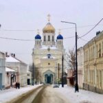 Ivan Zhvakin Instagram - Проезжая по новым городам и каждый день посещая разные площадки, начинаешь видеть всё в сравнении. Состояние театров, зритель и такие разные города. В некоторые я бы вернулся еще раз и лучше летом 😉 Мои фавориты сегодня — Ижевск, Екатеринбург и Елец! Прелестные чудо-города! Каждый со своей атмосферой и очарованием. Особенно Елец. Гуляешь по историческим улочкам и видишь столько сохранившихся старинных домов! Хочется идти и идти, не останавливаясь, пока так не обойдёшь весь город. Жаль, что для этого нужно больше времени, чем есть во время гастролей. Самая лучшая сцена на которой мы играли была в Ижевске! Просторное закулисье и толковая аппаратура дают ощущение профессионализма от и до👍 А рядом с Екатеринбургом находится любимый мною Челябинск! Надеюсь, что и в нем окажусь снова. Был уже несколько раз, но так и не насладился вдоволь! Из города в город остаётся неизменным одно — очень внимательный и наслаждающийся нашей русской классикой зритель! Это не может не радовать! Спектаклю это предаёт особенный смысл. Надеюсь, что в нашей необъятной ещё множество таких же приятных мест и душевных зрителей, к которым мне захочется возвращаться снова и снова. #иванжвакин