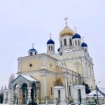 Ivan Zhvakin Instagram - Проезжая по новым городам и каждый день посещая разные площадки, начинаешь видеть всё в сравнении. Состояние театров, зритель и такие разные города. В некоторые я бы вернулся еще раз и лучше летом 😉 Мои фавориты сегодня — Ижевск, Екатеринбург и Елец! Прелестные чудо-города! Каждый со своей атмосферой и очарованием. Особенно Елец. Гуляешь по историческим улочкам и видишь столько сохранившихся старинных домов! Хочется идти и идти, не останавливаясь, пока так не обойдёшь весь город. Жаль, что для этого нужно больше времени, чем есть во время гастролей. Самая лучшая сцена на которой мы играли была в Ижевске! Просторное закулисье и толковая аппаратура дают ощущение профессионализма от и до👍 А рядом с Екатеринбургом находится любимый мною Челябинск! Надеюсь, что и в нем окажусь снова. Был уже несколько раз, но так и не насладился вдоволь! Из города в город остаётся неизменным одно — очень внимательный и наслаждающийся нашей русской классикой зритель! Это не может не радовать! Спектаклю это предаёт особенный смысл. Надеюсь, что в нашей необъятной ещё множество таких же приятных мест и душевных зрителей, к которым мне захочется возвращаться снова и снова. #иванжвакин