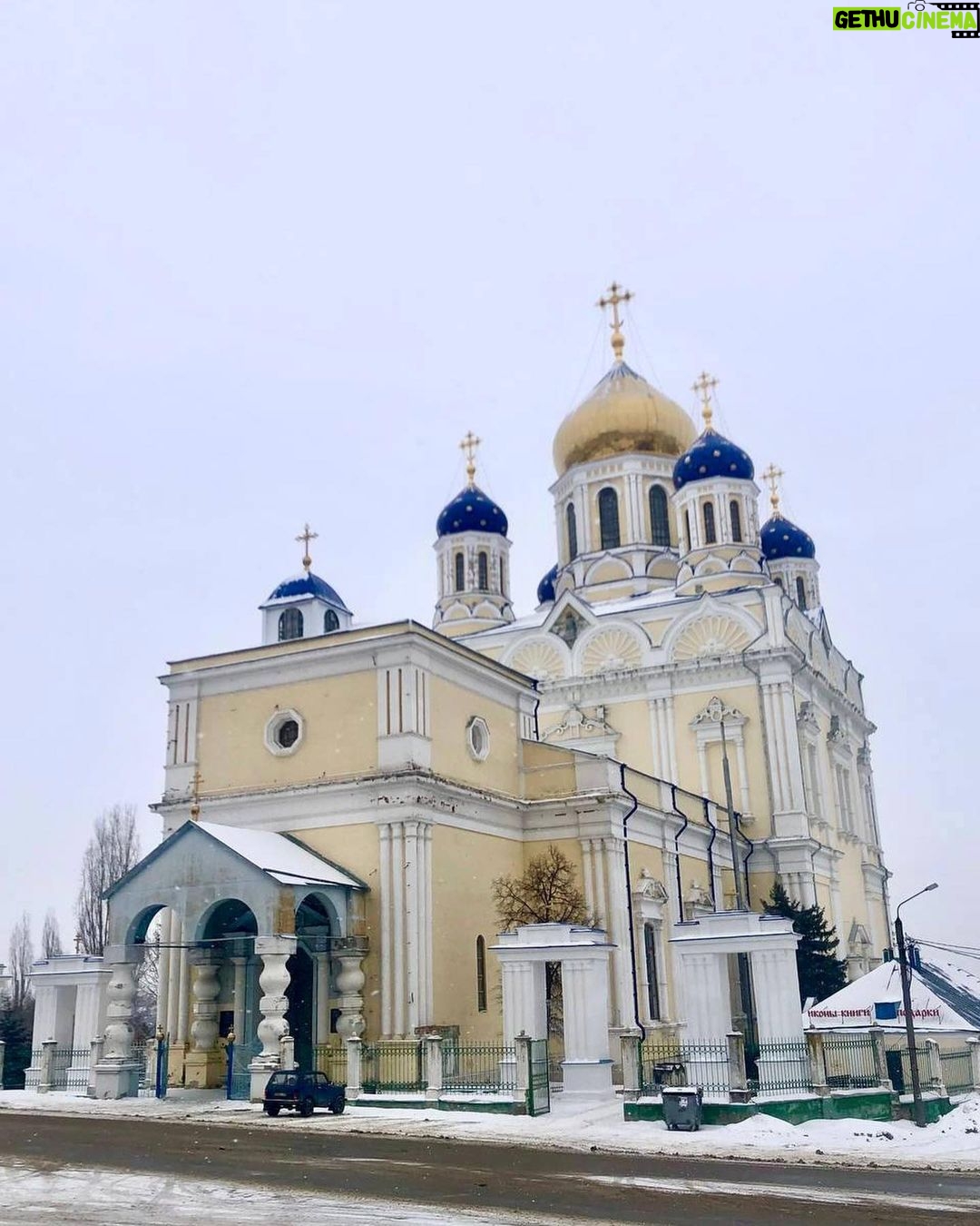 Ivan Zhvakin Instagram - Проезжая по новым городам и каждый день посещая разные площадки, начинаешь видеть всё в сравнении. Состояние театров, зритель и такие разные города. В некоторые я бы вернулся еще раз и лучше летом 😉 Мои фавориты сегодня — Ижевск, Екатеринбург и Елец! Прелестные чудо-города! Каждый со своей атмосферой и очарованием. Особенно Елец. Гуляешь по историческим улочкам и видишь столько сохранившихся старинных домов! Хочется идти и идти, не останавливаясь, пока так не обойдёшь весь город. Жаль, что для этого нужно больше времени, чем есть во время гастролей. Самая лучшая сцена на которой мы играли была в Ижевске! Просторное закулисье и толковая аппаратура дают ощущение профессионализма от и до👍 А рядом с Екатеринбургом находится любимый мною Челябинск! Надеюсь, что и в нем окажусь снова. Был уже несколько раз, но так и не насладился вдоволь! Из города в город остаётся неизменным одно — очень внимательный и наслаждающийся нашей русской классикой зритель! Это не может не радовать! Спектаклю это предаёт особенный смысл. Надеюсь, что в нашей необъятной ещё множество таких же приятных мест и душевных зрителей, к которым мне захочется возвращаться снова и снова. #иванжвакин