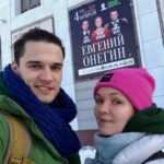 Ivan Zhvakin Instagram - … Я начал скучать по дому. Идёт девятый день гастролей. Впереди ещё шесть до первого перерывчика. А там долгожданная встреча с домом, с родными и близкими и с моим котом! Соскучился по Ипкису конечно знатно. Перед отъездом приобрел для него самую лучшую электрическую кормушку, с камерой, вайфаем и дополнительным источником питания, чтобы видеть его через камеру. Так я могу наблюдать за ним и быть уверенным, что он поел! Могу даже болтать с ним. Но это всё равно не заменит собственноручного тисканья родного питомца! Как бы не съесть его целиком когда вернусь домой 😂😽 Кстати о еде! Искусство постоянных переездов подразумевает осторожность и избирательность в питании. Поздравьте меня, я уже успел отравиться. Валялся до пяти утра и стонал от боли. Сами понимаете - не выспался. Приятного мало. Подозреваю в этом бальзамический уксус в салатике😝 Теперь буду начеку. Но сегодня я выспался и жду события, которое радует меня уже с самого утра! Ко мне на спектакль в Курган сегодня приезжает мамуля из Челябинска!! Мы не виделись с осени. И этот приезд поднял мой дух и настроение. Готов пархать сегодня! Посмотрим, подзадорит ли это меня на сегодняшнем спектакле или наоборот разволнуюсь…😅 #иванжвакин Курган-Филармония