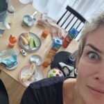 Iveta Lutovská Instagram - Snídaně ve všední den vs. snídaně o víkendu... velká poklona tomu, kdo si v týdnu přivstane a v klidu přípraví snídani a nemá to hektické🙈. U nás se to povede jen o víkendu, když se nespěchá a netahám děti stokrát z postele. O to víc se na ty víkendy těším (škoda že jich není víc 😝!) Jedno je ale často stejné: ke snídani máme 100% džus Relax – zejména nyní v zimních měsících, kdy ne vždy je možnost mít pravidelný přísun vitamínů a co si budeme povídat, přehled o tom kolik naše dětičky snědí ovoce a zeleniny v průběhu dne ve školách či školkách, taky mnohdy nemáme 😊 Proto je součástí naší snídaně sklenice 100% džusu Relax, který je pomocníkem v posílení imunity 💪. A mám pro vás soutěž o tři dárkové balíčky produktů Relax 100%😉 Soutěž trvá do středy, stačí sledovat: ➡️@relaxdrinkczsk ➡️označit někoho, komu by podobná podpora imunity udělala radost Hodně štěstí🍀 @relaxdrinkczsk #familytime #breakfast #snídaně #prolepsiimunitu #imunita #nazdravi #goodvibesonly #protinachlazení #prozdravi #Relax100% #ovoce #zelenina #vitamíny #vitaminc #sklenicezdravi #bezpridanehocukru #soutez