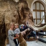 Iveta Lutovská Instagram - Národní muzeum. Tolik zajímavostí pohromadě - škoda že si na to Matýsek nebude pamatovat🙈... I když mamut ho tak zaujal, že snad aspoň na něj nezapomene😉. A viděli jsme i Věstonickou Venuši, která je v muzeu jen na návštěvě💫 (A dnes je vstup do muzea zdarma😉). #narodnimuzeum #vylet Národní muzeum Praha