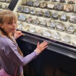 Iveta Lutovská Instagram - Národní muzeum. Tolik zajímavostí pohromadě - škoda že si na to Matýsek nebude pamatovat🙈... I když mamut ho tak zaujal, že snad aspoň na něj nezapomene😉. A viděli jsme i Věstonickou Venuši, která je v muzeu jen na návštěvě💫 (A dnes je vstup do muzea zdarma😉). #narodnimuzeum #vylet Národní muzeum Praha