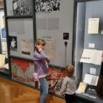 Iveta Lutovská Instagram - Národní muzeum. Tolik zajímavostí pohromadě - škoda že si na to Matýsek nebude pamatovat🙈... I když mamut ho tak zaujal, že snad aspoň na něj nezapomene😉. A viděli jsme i Věstonickou Venuši, která je v muzeu jen na návštěvě💫 (A dnes je vstup do muzea zdarma😉). #narodnimuzeum #vylet Národní muzeum Praha