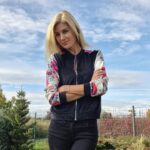 Iveta Lutovská Instagram - Nejvyšší čas pořídit si něco teplejšího pod kabáty🍁 (anebo na Vánoce, protože slevových kódů už moc nebude🤑). Nyní můžete mít na @bezvasport slevu 25 % na vše (i zlevněné zboží) s kódem: IVETA25 Já si pořídila tuhle taaak příjemnou mikinu a svetřík. Základ je samozřejmě mít nohy v teple a proto tenisky s kožíškem uvnitř👌 a pro děti šusťáky, které nepromoknou💦. Dáme na elasťáky nebo punčochy a jde se na hřiště. Nechybí ani stylová čepka pro Matýska, protože čepic není nikdy dost😉 #obleceni na #podzim #mojetipy @bezvasport