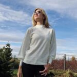 Iveta Lutovská Instagram - Nejvyšší čas pořídit si něco teplejšího pod kabáty🍁 (anebo na Vánoce, protože slevových kódů už moc nebude🤑). Nyní můžete mít na @bezvasport slevu 25 % na vše (i zlevněné zboží) s kódem: IVETA25 Já si pořídila tuhle taaak příjemnou mikinu a svetřík. Základ je samozřejmě mít nohy v teple a proto tenisky s kožíškem uvnitř👌 a pro děti šusťáky, které nepromoknou💦. Dáme na elasťáky nebo punčochy a jde se na hřiště. Nechybí ani stylová čepka pro Matýska, protože čepic není nikdy dost😉 #obleceni na #podzim #mojetipy @bezvasport