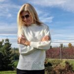 Iveta Lutovská Instagram - Nejvyšší čas pořídit si něco teplejšího pod kabáty🍁 (anebo na Vánoce, protože slevových kódů už moc nebude🤑). Nyní můžete mít na @bezvasport slevu 25 % na vše (i zlevněné zboží) s kódem: IVETA25 Já si pořídila tuhle taaak příjemnou mikinu a svetřík. Základ je samozřejmě mít nohy v teple a proto tenisky s kožíškem uvnitř👌 a pro děti šusťáky, které nepromoknou💦. Dáme na elasťáky nebo punčochy a jde se na hřiště. Nechybí ani stylová čepka pro Matýska, protože čepic není nikdy dost😉 #obleceni na #podzim #mojetipy @bezvasport