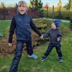 Iveta Lutovská Instagram - Nejvyšší čas pořídit si něco teplejšího pod kabáty🍁 (anebo na Vánoce, protože slevových kódů už moc nebude🤑). Nyní můžete mít na @bezvasport slevu 25 % na vše (i zlevněné zboží) s kódem: IVETA25 Já si pořídila tuhle taaak příjemnou mikinu a svetřík. Základ je samozřejmě mít nohy v teple a proto tenisky s kožíškem uvnitř👌 a pro děti šusťáky, které nepromoknou💦. Dáme na elasťáky nebo punčochy a jde se na hřiště. Nechybí ani stylová čepka pro Matýska, protože čepic není nikdy dost😉 #obleceni na #podzim #mojetipy @bezvasport