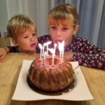 Iveta Lutovská Instagram - Opravdová oslava a opravdový dort teprve budou, ale už trénujeme🎂🥳 #toseoslavi #deset #domacinarozky