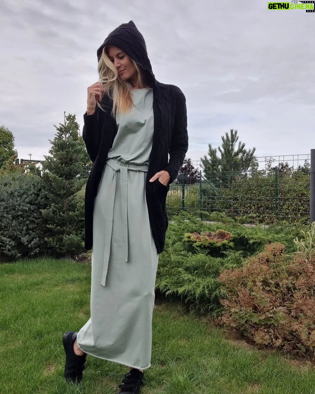 Iveta Lutovská Instagram - Moje "bezvasportové" módní okénko😉: na tyto volnočasové šaty, svetr, boty a vše ostatní v nabídce (i včetně už zlevněného zboží) platí do pondělní půlnoci sleva 25 % 🤑. Kód: IVETA25 #mojetipy #saty #svetr #tenisky #spoluprace @bezvasport