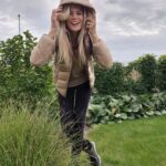 Iveta Lutovská Instagram - I když nás podle předpovědi čeká ještě babí léto, za chvíli už se ozve zima a kdo je připraven, není zaskočen☝️😆. Pro všechny příznivce české značky @sam73.cz mám fajn zprávu - až do neděle totiž platí sleva na vše (i zlevněné zboží)🤑! Kód je: IVET25 Tohle jsou moje úlovky😉 (mám 182cm a velikost 36 a sedí mi u SAMa velikosti S, boty sedí jako běžné velikosti). #zimazadvermi #mojeulovky #mojetipy #obleceni #boty #spoluprace