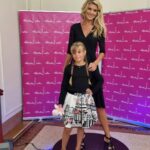 Iveta Lutovská Instagram - Včerejší DÍVKA ROKU a my dvě v porotě👭. Na tuhle soutěž pro mladé, krásné a hlavně talentované mladé slečny jezdím už 14 let a jsem hrdou patronkou této soutěže, která má i hlubší význam - vždy jde celý výtěžek na jednoho konkrétního človíčka, ke kterému není osud přívětivý a zasáhlo ho onkologické onemocnění🙏. Posledních šest let se mnou jezdí "moje Dívka roku" a vždy se moc těšíme a baví nás to🤩. Gratulujeme vítězkám, držíme palce Kačce, které včerejší večer přinesl nejen dárečky pro radost, ale především peníze, které alespoň trochu pomůžou zase se odrazit💫! @kristy.sklenarova , ty a tvůj tým jste skvělé a jednoduše "díky"☺️ #divkaroku #soutez #finale #porota #mydve Divadlo pod Palmovkou