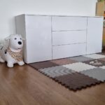 Iveta Lutovská Instagram - Pomalu ale jistě se snažím z obýváku udělat zase obývák😉. Zatím jen částečně, ale i tak už to dělá hodně a dětská herna je "ukryta" do lesklé komody. Kuchyňka ale ještě zůstane, to je jasný🤪... A co váš obývák? Je to opravdu obývák a děti si hrají v pokojíku anebo to je všude stejné? 🙈🙈🙈😃 Takhle komoda je z @expedo_cz a když využijete slevu 5% (kód: IVETA5), tak vyjde na 5 215 Kč. Kód lze použít na cokoliv😉. #obyvak #ukrytehracky #nabytek #komoda