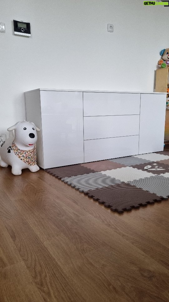 Iveta Lutovská Instagram - Pomalu ale jistě se snažím z obýváku udělat zase obývák😉. Zatím jen částečně, ale i tak už to dělá hodně a dětská herna je "ukryta" do lesklé komody. Kuchyňka ale ještě zůstane, to je jasný🤪... A co váš obývák? Je to opravdu obývák a děti si hrají v pokojíku anebo to je všude stejné? 🙈🙈🙈😃 Takhle komoda je z @expedo_cz a když využijete slevu 5% (kód: IVETA5), tak vyjde na 5 215 Kč. Kód lze použít na cokoliv😉. #obyvak #ukrytehracky #nabytek #komoda