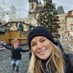 Iveta Lutovská Instagram - I přes všechny šílenosti a tragédie, které se bohužel dějou, se snažím zachovat vánočního ducha... Přeji nám všem klidné předvánoční dny a snad už jen hezké zprávy💫🙏 Staroměstské Náměsti