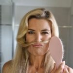 Iveta Lutovská Instagram - Kartáče Tangle Teezer snad ani netřeba představovat - nejlepší na rozčesání i styling účesu👌! U nás - dvou dlouhovlasých blondýn = každodenní nutnost. Každá má ten svůj (Anetka s jednorožcem 🦄 - jak jinak taky a já růžový🤭)... Zuby kartáčů jsou na mokré vlasy, nebo na suché - stačí si vybrat podle potřeby a taky barvy🤩 Dají se pořídit například v DM, Douglasu, Notinu anebo třeba Rossmannovi... Za mě i Anetku je to jednoznačně jediný kartáč, který netahá👌☝️🤩" #tangleteezer #powerintheteeth