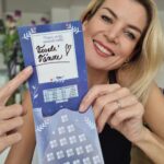 Iveta Lutovská Instagram - Přání k Vánocům může mít hodně podob - tohle je trochu jiné - Vánoční přání od @sazkacz může přinést výhru🙌. A kdy jindy věřit na zázraky než teď💫... No a když máte k večeři (jako my) řízky místo kapra a nemáte šupinu pod talíř, aby se vás držely v příštím roce peníze, můžete to udělat Zlatou šupinou🐟 anebo tento los můžete připevnit k dárku místo jmenovky... Navíc kromě políček šetřete i malé poselství💫☺️. Tak či onak, věřím, že tím udělám radost a kdo ví, co se v nich skrývá🤫😉... (18+ Ministerstvo financí varuje: Účastí na hazardní hře může vzniknout závislost) #veselevanoce #prani #supina #spoluprace #stesti