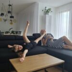 Iveta Lutovská Instagram - Svojí kafíčkovo-lenošivou chvilku si nenechám nikým ani ničím vzít ☕️! Pokud si chcete taky zalenošit na novém gauči (nebo posteli nebo potřebujete třeba stůl a židle), koukněte na @expedo_cz - mají tam pěkné a dostupné věci👌. A s kódem: IVETA5 budete mít vše ještě o pět procent levnější 😉 #nabytek #lenoseni #gaucing