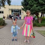 Iveta Lutovská Instagram - Třetí třída úspěšně za námi (a že nám to dávalo často zabrat🙈🤪)... a teď už hurá na prázdniny! #vysvedceni #tretak #proodmenu do @funbaby.cz