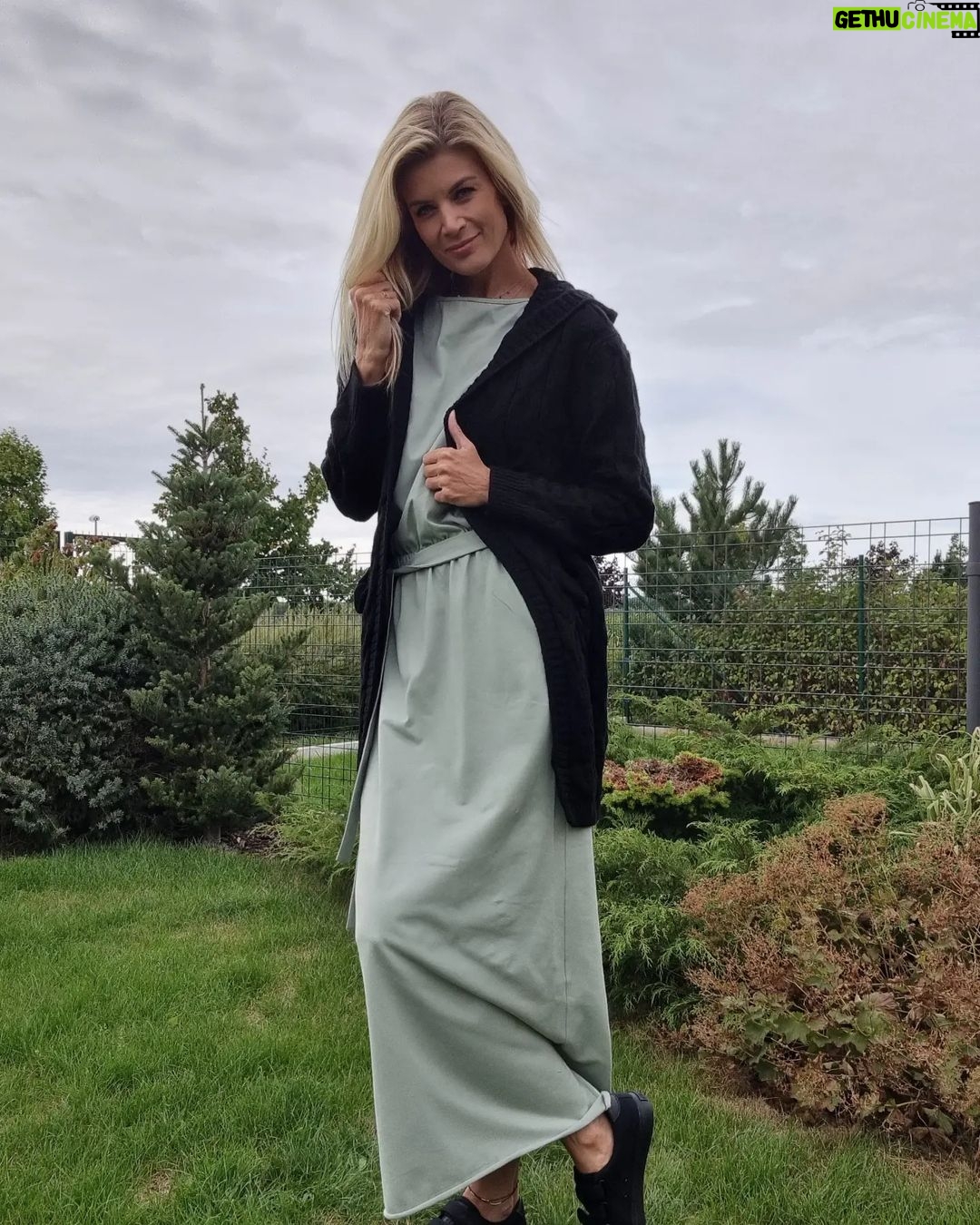 Iveta Lutovská Instagram - Moje "bezvasportové" módní okénko😉: na tyto volnočasové šaty, svetr, boty a vše ostatní v nabídce (i včetně už zlevněného zboží) platí do pondělní půlnoci sleva 25 % 🤑. Kód: IVETA25 #mojetipy #saty #svetr #tenisky #spoluprace @bezvasport