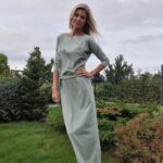 Iveta Lutovská Instagram - Moje "bezvasportové" módní okénko😉: na tyto volnočasové šaty, svetr, boty a vše ostatní v nabídce (i včetně už zlevněného zboží) platí do pondělní půlnoci sleva 25 % 🤑. Kód: IVETA25 #mojetipy #saty #svetr #tenisky #spoluprace @bezvasport