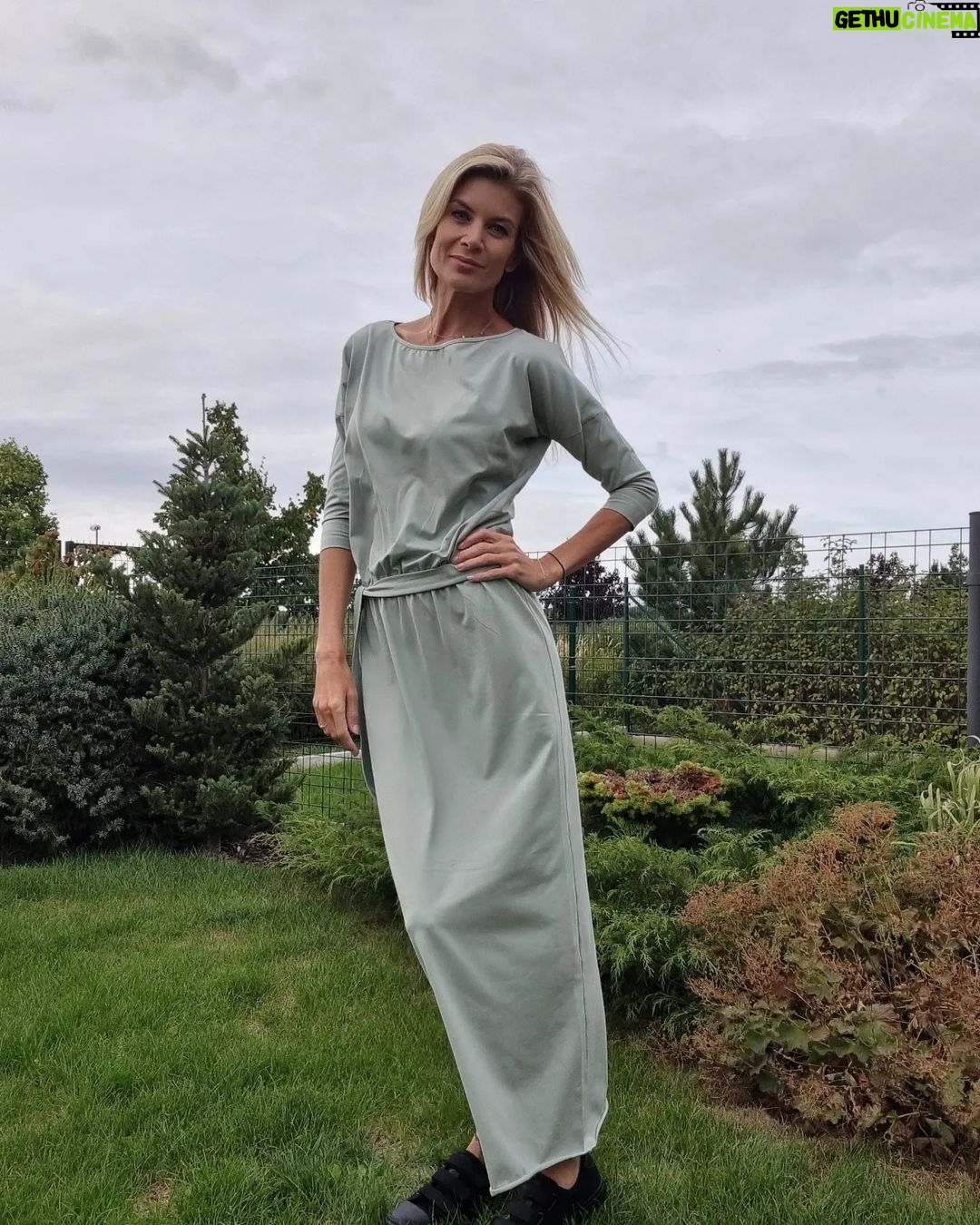 Iveta Lutovská Instagram - Moje "bezvasportové" módní okénko😉: na tyto volnočasové šaty, svetr, boty a vše ostatní v nabídce (i včetně už zlevněného zboží) platí do pondělní půlnoci sleva 25 % 🤑. Kód: IVETA25 #mojetipy #saty #svetr #tenisky #spoluprace @bezvasport