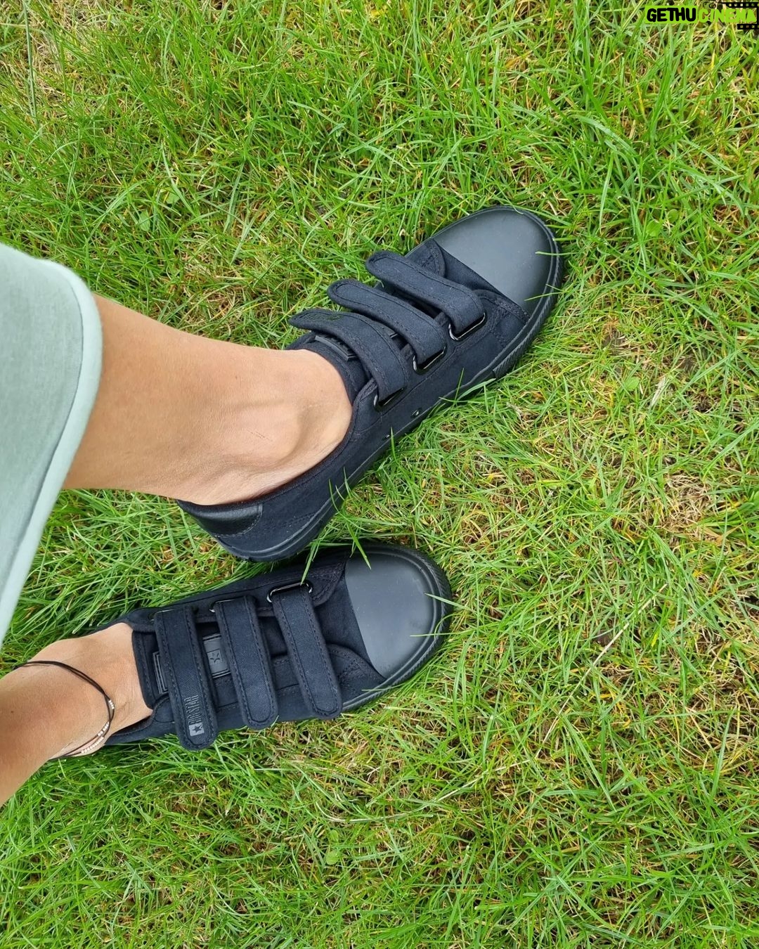 Iveta Lutovská Instagram - Moje "bezvasportové" módní okénko😉: na tyto volnočasové šaty, svetr, boty a vše ostatní v nabídce (i včetně už zlevněného zboží) platí do pondělní půlnoci sleva 25 % 🤑. Kód: IVETA25 #mojetipy #saty #svetr #tenisky #spoluprace @bezvasport