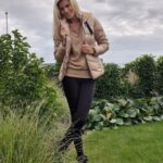 Iveta Lutovská Instagram - I když nás podle předpovědi čeká ještě babí léto, za chvíli už se ozve zima a kdo je připraven, není zaskočen☝️😆. Pro všechny příznivce české značky @sam73.cz mám fajn zprávu - až do neděle totiž platí sleva na vše (i zlevněné zboží)🤑! Kód je: IVET25 Tohle jsou moje úlovky😉 (mám 182cm a velikost 36 a sedí mi u SAMa velikosti S, boty sedí jako běžné velikosti). #zimazadvermi #mojeulovky #mojetipy #obleceni #boty #spoluprace