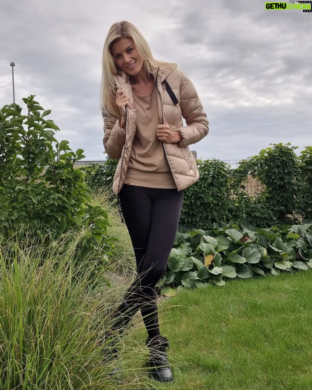 Iveta Lutovská Instagram - I když nás podle předpovědi čeká ještě babí léto, za chvíli už se ozve zima a kdo je připraven, není zaskočen☝️😆. Pro všechny příznivce české značky @sam73.cz mám fajn zprávu - až do neděle totiž platí sleva na vše (i zlevněné zboží)🤑! Kód je: IVET25 Tohle jsou moje úlovky😉 (mám 182cm a velikost 36 a sedí mi u SAMa velikosti S, boty sedí jako běžné velikosti). #zimazadvermi #mojeulovky #mojetipy #obleceni #boty #spoluprace