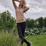 Iveta Lutovská Instagram - I když nás podle předpovědi čeká ještě babí léto, za chvíli už se ozve zima a kdo je připraven, není zaskočen☝️😆. Pro všechny příznivce české značky @sam73.cz mám fajn zprávu - až do neděle totiž platí sleva na vše (i zlevněné zboží)🤑! Kód je: IVET25 Tohle jsou moje úlovky😉 (mám 182cm a velikost 36 a sedí mi u SAMa velikosti S, boty sedí jako běžné velikosti). #zimazadvermi #mojeulovky #mojetipy #obleceni #boty #spoluprace