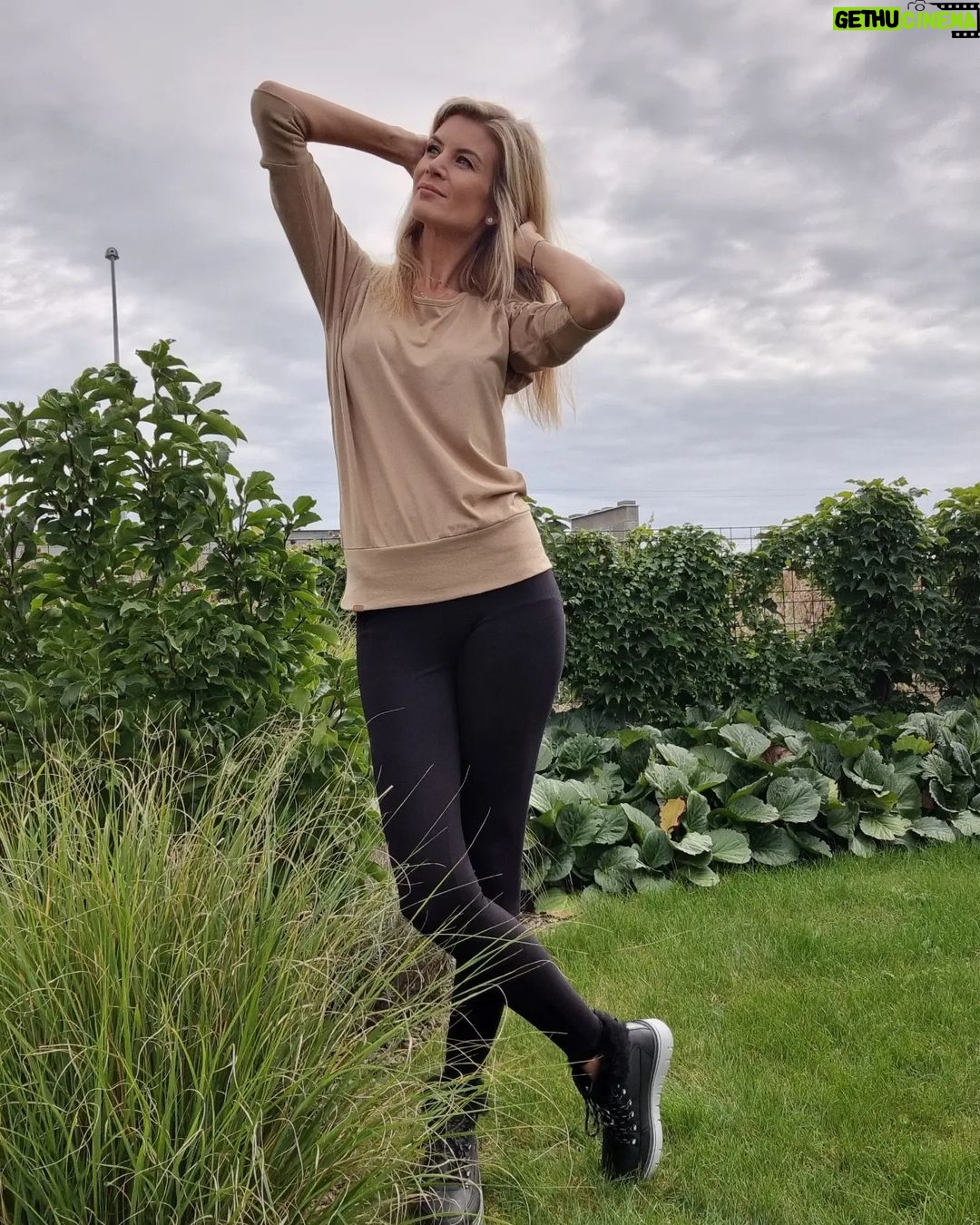 Iveta Lutovská Instagram - I když nás podle předpovědi čeká ještě babí léto, za chvíli už se ozve zima a kdo je připraven, není zaskočen☝️😆. Pro všechny příznivce české značky @sam73.cz mám fajn zprávu - až do neděle totiž platí sleva na vše (i zlevněné zboží)🤑! Kód je: IVET25 Tohle jsou moje úlovky😉 (mám 182cm a velikost 36 a sedí mi u SAMa velikosti S, boty sedí jako běžné velikosti). #zimazadvermi #mojeulovky #mojetipy #obleceni #boty #spoluprace